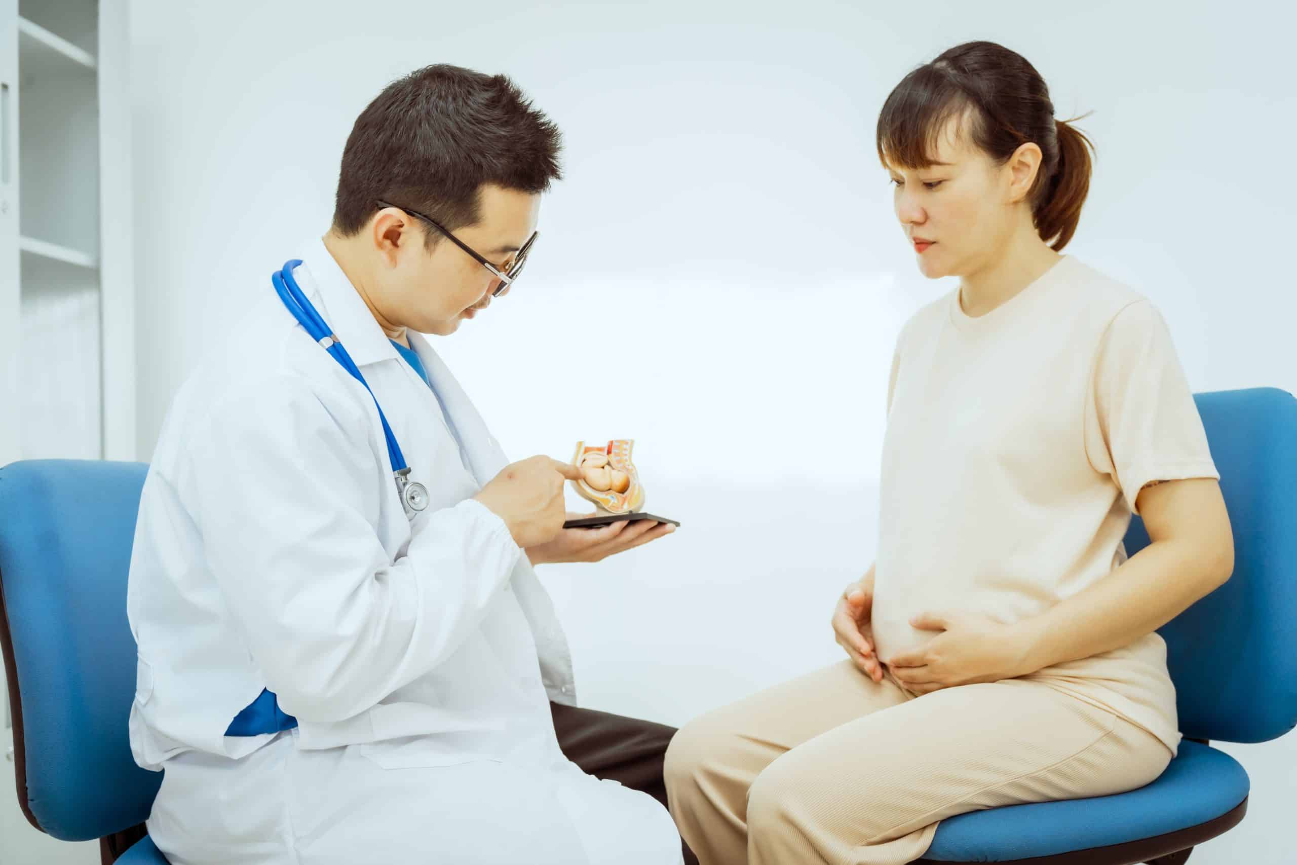 Ibu hamil berbincang dengan doktor tentang rawatan dan ubat buasir yang sesuai untuk ibu menyusu.